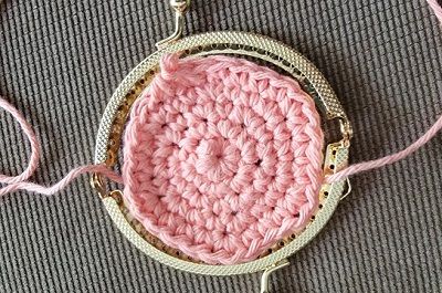 Try this delightful and easy free crochet coin purse pattern! Create your very own DIY mini vintage purses featuring a charming kiss lock clasp for that extra touch of elegance. This small coin purse is perfect for all your loose change and tiny treasures. Follow the step-by-step instructions and learn how to make this adorable accessory in no time. Crochet Kiss Lock Purse Pattern, Crochet Clasp Coin Purse Free Pattern, Crochet Coin Purse Free Pattern, Coin Purse Pattern Free, Crochet Coin Purse Pattern, Crochet Change Purse, Coin Purse Crochet Pattern, Gifts On A Budget, Purse Patterns Free