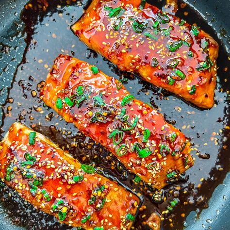 SPICY HONEY GLAZED SALMON | CONNIE COOKS Baked Salmon Steak, Sweet Chilli Salmon, Salmon Steak Recipes, Oven Baked Salmon Recipes, Salmon Steaks, Honey Glazed Salmon, Oven Baked Salmon, Marinated Salmon, Salmon Steak