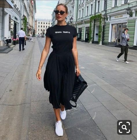 831c2f88a604a07ca94314b56a4921b8desc42135133ri Pleated Skirt Outfit, Skirt And Sneakers, Modest Wear, Cooler Look, Looks Chic, Mode Inspiration, Outfits Casuales, Skirt Outfits, Tennis Shoes