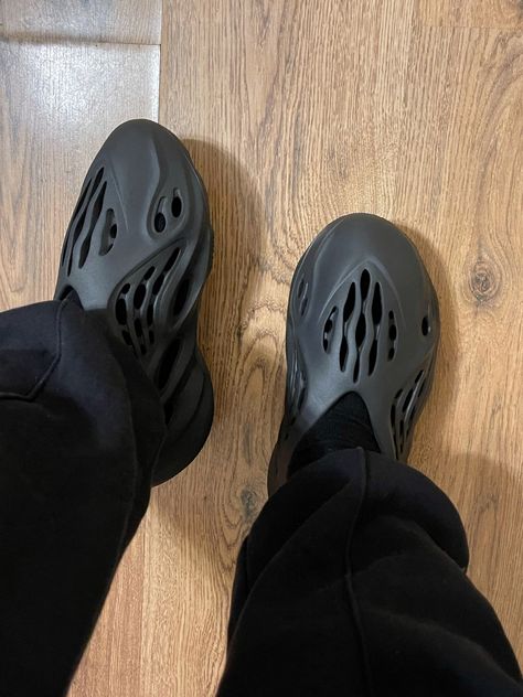 Onyx Foam Runner, Black Foam Runners, Foam Runner Outfit, Yeezy Outfits, Hard Shoes, Winter Inspo Outfits, Vans Slippers, Runners Outfit, Foam Runners