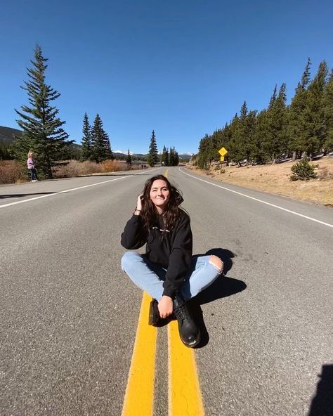 sitting in the middle of a winding road in the mountains Road Pic, Mountain Pose, Winter Road, Sitting Poses, Winding Road, Instagram Pics, Instagram Pose, Cute Poses, Inspirational Pictures