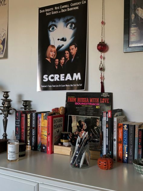 Slasher Room Aesthetic, Scream Room Aesthetic, Scream Movies Aesthetic, Scream Themed Bedrooms, Scream Room Decor, Scary Room Aesthetic, Scream Decoration, Halloween Room Aesthetic, Halloween Aesthetic Room