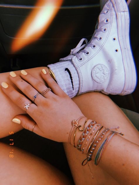 White Nike Shoes Womens, Scrunchies Aesthetic, Daily Dress Me, Vsco Outfits, Rings And Bracelets, White Nike Shoes, Trendy Jewerly, Nike Socks, Nike Shoes Women