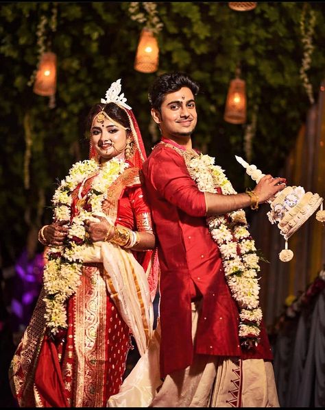 Groom Bengali Wedding Outfits, Bangali Couple Wedding Pose, Bengali Marriage Photography, Bengali Wedding Photoshoot, Bengali Groom Outfit Wedding, Bengali Wedding Couple Poses, Bengali Couples Photography, Bengali Wedding Couple, Bengali Bride And Groom