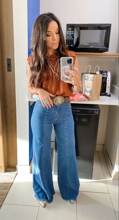 Western Outfits With Trouser Jeans, Sunday Western Outfits, Western Outfits For Moms, Cute Western Teacher Outfits, Woman’s Casual Outfits, Cowgirl Causal Outfits, T Shirt Western Outfit, What To Wear To A Meet And Greet Outfit, Ft Worth Outfits