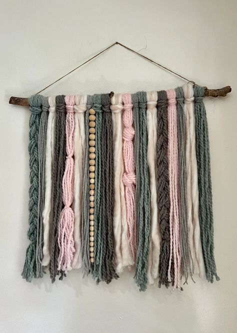 Boho Wall Hanging Diy, 2024 Hobbies, Yarn Wall Hanging Diy, Diy Wall Hanging Yarn, Atrapasueños Diy, Boho Yarn, Yarn Hanging, Boho Inspo, Magic Crafts