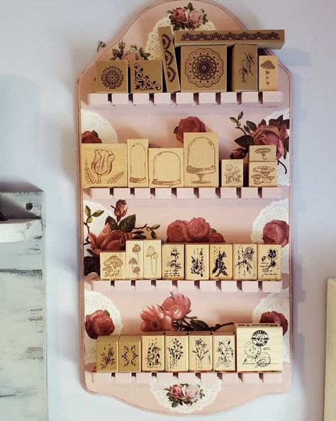 Thrift store spoon rest turned into mini shelf for rubber stamps! Upcycled Spoon Rack, Spoon Rack Repurpose, Spoon Display Ideas, Spoon Holder Diy, Antique Mall Booth Ideas, Thread Rack, Upcycled Spoons, Spoon Collection, Boho Interior Design