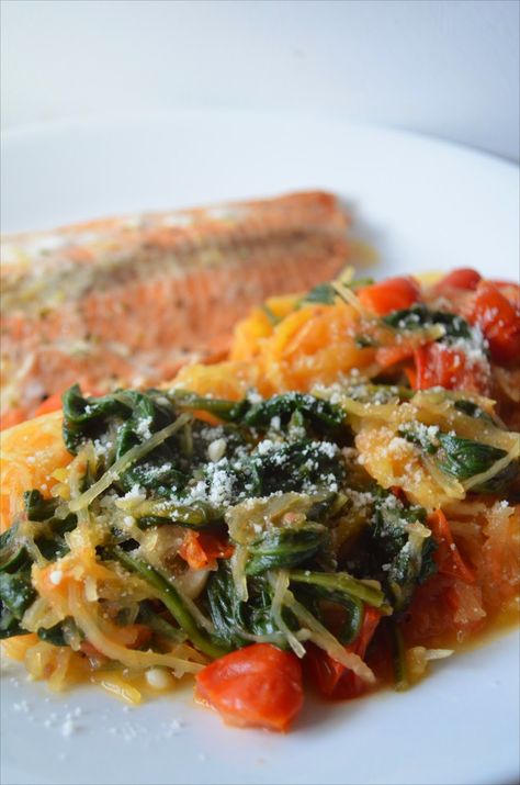 Budget Your Belly: Baked Salmon with Spaghetti Squash, Baby Spinach and Tomatoes Salmon Spaghetti, Spaghetti Squash Recipes Healthy, Side Dishes For Salmon, Salmon Spinach, Healthy Low Carb Dinners, Baked Spaghetti Squash, Healthy Italian, Spaghetti Squash Recipes, Salmon Dinner