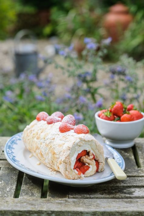 Merengue Roulade, Strawberry Mascarpone, Meringue Roulade, Roulade Recipe, Strawberry Meringue, Mascarpone Recipes, Baking Tins, Decadent Desserts, Pavlova