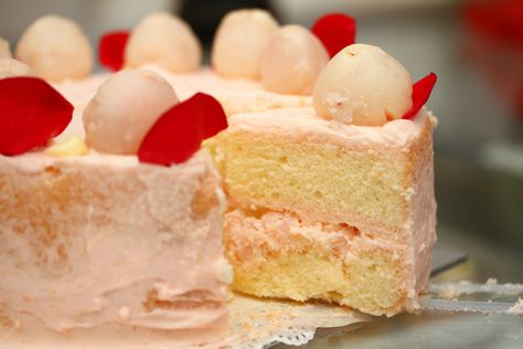 Sliced Lychee Cake Loaves Recipes, Lychee Cake, Lychee Recipes, Cake Recipes At Home, Famous Desserts, Homemade Chocolate Cake, Butter Cake Recipe, Sponge Cake Recipes, Butter Cake