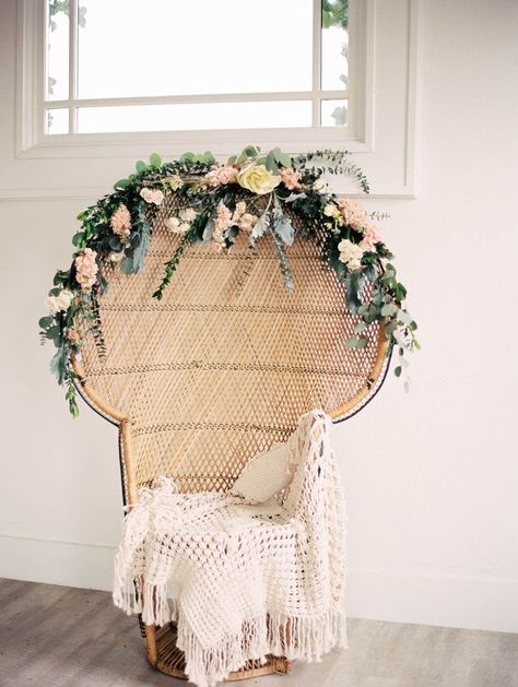 Bridal Shower Chair, Baby Shower Chair, Ruangan Studio, Bridal Shower Backdrop, Spring Bridal Shower, Peacock Chair, Boho Bridal Shower, Bridal Pictures, Shower Inspiration