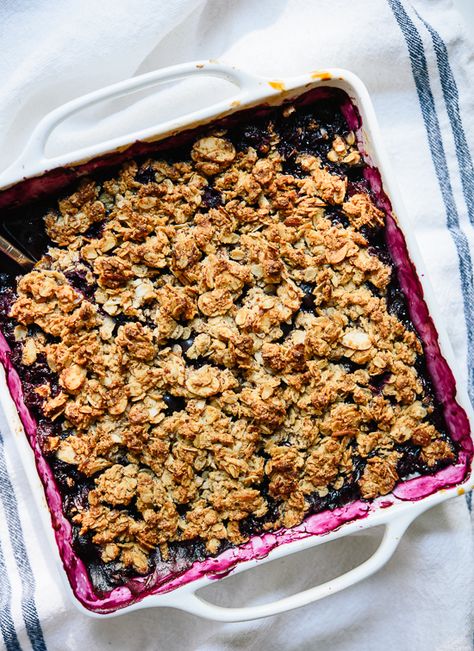 Blueberry crisp recipe, so simple! Gluten Free Crisps, Blueberry Crisp Recipe, Blueberry Desserts Recipes, Blueberry Crisp, Blueberry Crumble, Blueberry Desserts, Healthy Blueberry, Fruity Desserts, Low Fodmap Recipes