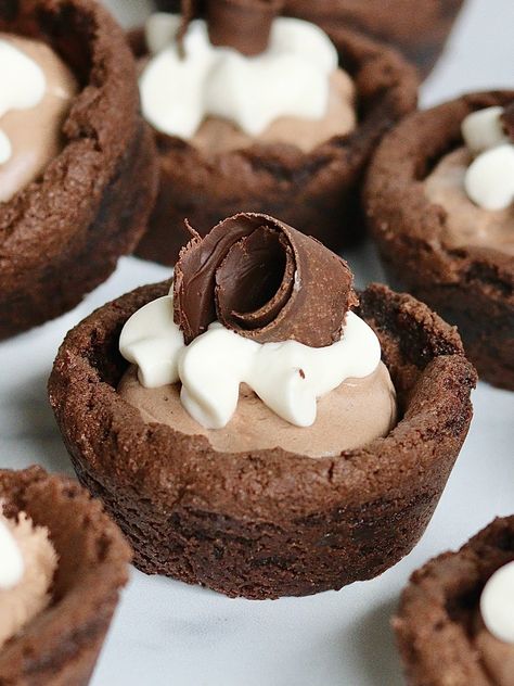 Mini Chocolate Cream Pies Chocolate Cream Pie Cookies, Mini Oreo Pies, Mini Chocolate Cream Pies In Muffin Tin, Mini Chocolate Pies In Muffin Tin, Mini Cream Pies, Chocolate Mini Desserts, Mini Chocolate Pudding Pies, Mini Chocolate Cream Pies, Mini Chocolate Pies