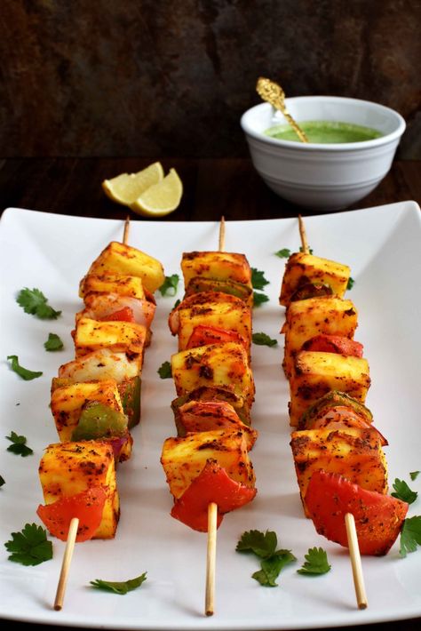 Paneer Kabab Recipe, Kabab Food Photography, Tofu Appetizers, Paneer Kebab, Paneer Kabab, Veggie Kebabs, Processor Recipes, Mint Chutney, Sweet Corner