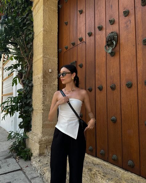 Las hermosas calles de Cartagena 🇨🇴 Siempre que voy quedo enamorada de todos los colores, puertas, balcones y casas ❤️‍🔥 Outfit details: • Top asimétrico: @sheinofficial • Pantalón: @daiam___ • Sandalias: @noiclub.co • Accesorios: @accesoriosavemaria . . . . #travelaesthetic #travelphotography #travel #travelgram #aesthetic #travelblogger #travelblog #travelaesthetics #wanderlust #photography #travelholic #travelvibes #sunset #travelers #naturephotograpy #earthtravelpix #exploreearth #exp... Medellin Colombia Outfit, Cartagena Outfit Style, Cartagena Colombia Outfit, Colombian Outfits, Cartagena Aesthetic, Cartagena Outfits, Outfits Cartagena, Cartagena Outfit, Wanderlust Photography