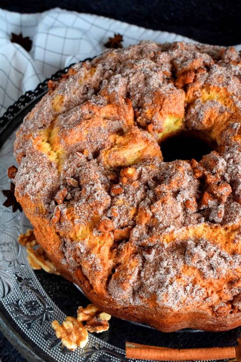 Walnut Cinnamon Bundt Cake - Lord Byron's Kitchen Fancy Cake Decorating, Walnut Bundt Cake, Cinnamon Bundt Cake, Chocolate Caramel Slice, Cake Mix Desserts, Caramel Slice, Basic Cake, Cinnamon Cake, Moist Cake