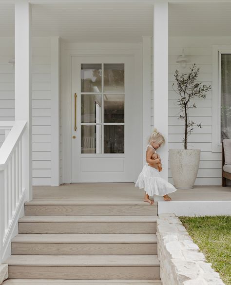 The Newport Project by @katelawrenceinteriors • In Kate’s design philosophy, architectural hardware plays a pivotal role in any space - rather than regarding it as a mere functional element, it is embraced as an opportunity to enhance the overall ambiance. ⁠ ⁠ Brushed Gold PVD was the perfect finish choice for this build, with it's resistance to coastal and moisture-rich environments to ensure a long-lasting finish that will withstand the elements, ensuring longevity and style. ⁠ ⁠ Products F... Front Door Pull Handles Entrance, Hamptons Door Handles, Front Entrance Ideas Outdoor, Front Door Ideas Australia, Front Door Decks Entrance, Farmhouse Entry Door, Front Deck Ideas Entrance, Hamptons Front Door, Coastal Front Porch