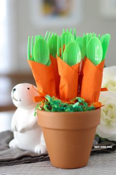 Carrot Napkin Utensils - DIY bushel of carrots for Easter utensils! Green utensils wrapped in an orange napkin to look like carrots. Appetizers Ideas, Food Easter, Easter Appetizers, Here Comes Peter Cottontail, Easter Stuff, Hippity Hoppity, Peter Cottontail, Easter Food, Easter Time