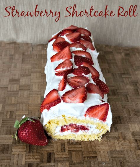 Roll Up Cake Recipe, Roll Up Cake, Strawberry Shortcake Roll, Strawberry Roll Ups, Strawberry Shortcake Recipe Easy, Strawberry Roll, Strawberry Roll Cake, Easy Strawberry Shortcake, Cake Roll Recipes