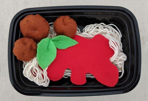 Free Felt Food Pattern: Making a Felt Meatball and No-Tangle Spaghetti Play Set · Hawk Hill Felt Food Templates, Felt Food Patterns Free, Felt Food Pattern, Felt Food Diy, Felt Food Patterns, Craft Food, Food Pattern, Baby Toys Diy, Felt Play Food