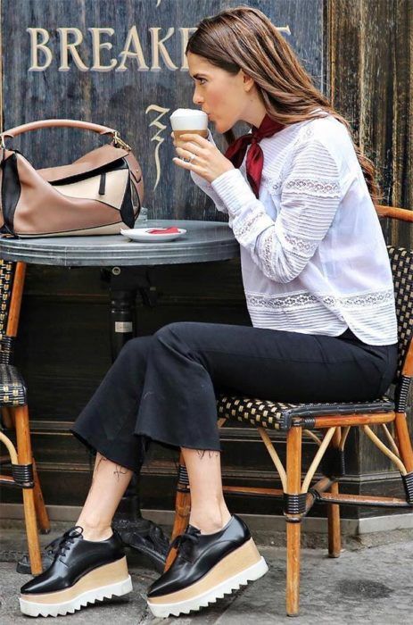 24 Looks con zapatos flatforms para chicas que aman romper con lo tradicional Platform Oxfords Outfit, Oxfords Outfit, Summer Work Wear, Oxford Shoes Outfit, Style Parisienne, Looks Jeans, Work Wear Outfits, Oxford Platform, Looks Street Style