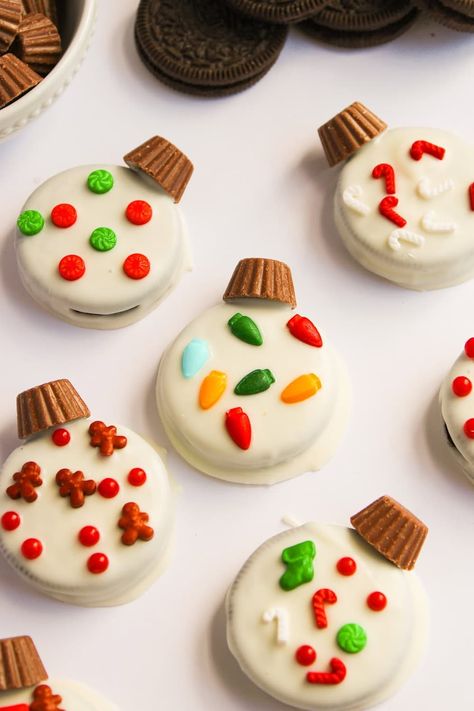 Christmas Cake Puck, Christmas Snack Ideas For Party, Cute Christmas Desserts, Christmas Party Snacks, Xmas Cookie, Christmas Food Treats, Christmas Baking Recipes, Easy Christmas Treats, Dipped Oreos