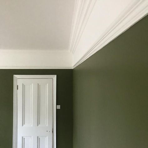 White between ceiling and picture rail to make room look taller. deep green could look really pretty/dramatic with blue couch and wood accents Lounge Picture Rail, Picture Rail Bedroom, Picture Rail Molding, Matt Willis, Dark Green Living Room, Modern Eclectic Home, Country Style Living Room, Green Lounge, Green Hallway