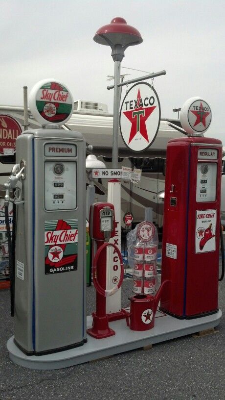 Reproduction Texaco Gas Pump Island - Nicely Done! Mobil Oil, Old Gas Pumps, Vintage Gas Pumps, Pompe A Essence, Station Service, Trailer Living, Old Garage, Old Gas Stations, 강아지 그림