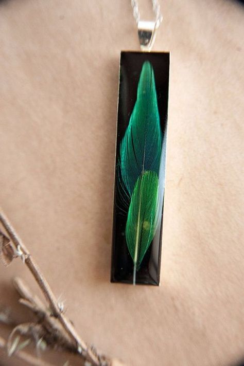 Feather Resin, Resin Jewlery, Real Green, Green Feather, Ice Resin, Resin Jewelry Diy, Resin Jewelry Making, Resin Clay, Resin Design