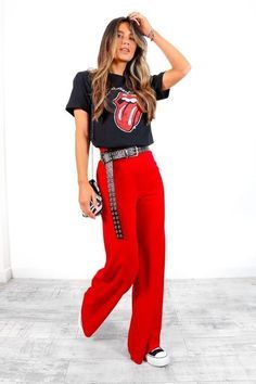 Fun Smart Casual Outfits, Edgy Wide Leg Pants Outfit, Graphic Tee With Trousers, Red Wide Leg Pants Outfit, Red Trousers Outfit, Outfit Pantalon Rojo, Red Wide Leg Trousers, Style Wide Leg Trousers, Red Pants Outfit