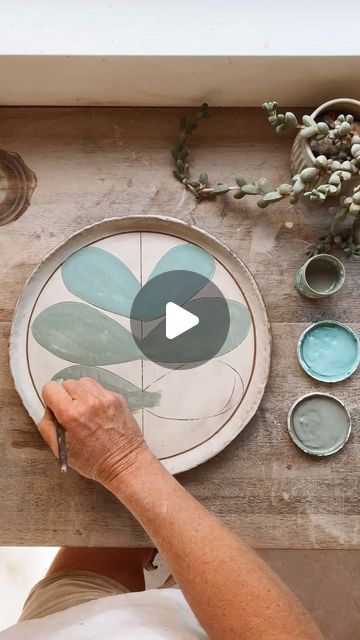 Sgraffito With Underglaze, Scandinavian Pottery Design, Scrafitto Ceramics Ideas, Glazing Ideas For Ceramics, Sgraffito Ceramics Ideas, Ceramic Plates Designs Ideas, Ceramic Glaze Combinations, Ceramic Underglaze Ideas, Sgraffito Designs Easy