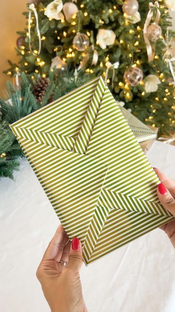 Ways To Wrap Gifts Creative, Gift Wrap Envelope, Wrapping Books For Gifts, Ways To Wrap Christmas Gifts, Christmas Wrapping Ideas Creative, Chantel Mila, Wrapping Tips, Pretty Gift Wrapping Ideas, Creative Napkins