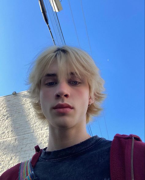 Blonde Hair With Black Roots, Honey Blonde Hair Short, Yellow Hair Boy, Hair With Black Roots, Blonde Hair With Black, Black Roots Blonde Hair, Pfp Blonde, Male Neck, Blonde Hair Short