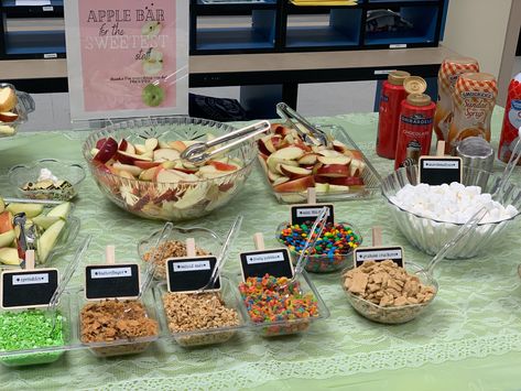 Apple Bar Teacher Appreciation, Caramel Apple Bar Teacher Appreciation, Apple Nacho Bar For Teachers, Apple Bar For Teachers, Apple Nacho Bar, Teacher Appreciation Food Ideas, Hospitality School, Apple Table, Teacher Breakfast