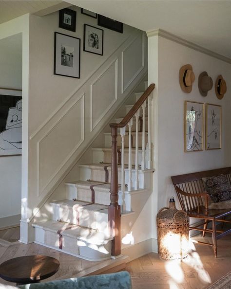 Small Foyer Staircase Entryway, White Walls Colored Trim, Foyer Staircase Entryway, Entrance Foyer Design, Foyer Staircase, Entry Stairs, Entry Decor, Small Entryways, Foyer Decor