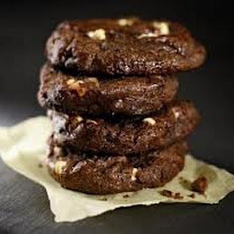 Domino Cookies Domino Cookie Recipe, Domino Cookies, Triple Chocolate Cookies, Chewy Chocolate Cookies, Cookie Table, Chocolate Cookie Recipes, Cookies Recipes, Chocolate Craving, White Chocolate Chips