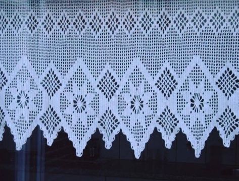 Gehaakte gordijnen #gehaakte #gordijnen #haken #herinneringen #vroeger #nostalgie #zoeken Sunflower Curtains, Valance Patterns, Diy Crochet Flowers, Crochet Curtain Pattern, Diy Crochet Patterns, Vintage Crochet Pattern, Crochet Curtains, Knitted Afghans, Floral Crochet