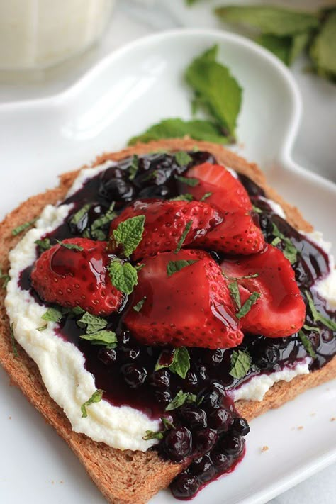 Appetizer Toasts, Fresh Toast, August Recipes, Toast Plate, Blueberry Sauce Recipe, Blueberry Ricotta, Appetizer Dinner, Ricotta Toast, Greek Recipe