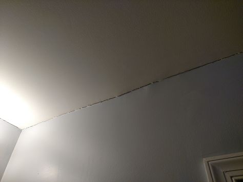 How to fix these seam cracks on a ceiling. Easy answer is instal corner bead or crown molding. This will happen because of the expansion and contraction of the beams in the ceiling. Not because the house is falling apart. Fixing Drywall, Repair Ceilings, Sheetrock Repair, Things Paint, Drywall Corners, Jamaica House, Drywall Ceiling, House Remodeling, Drywall Repair