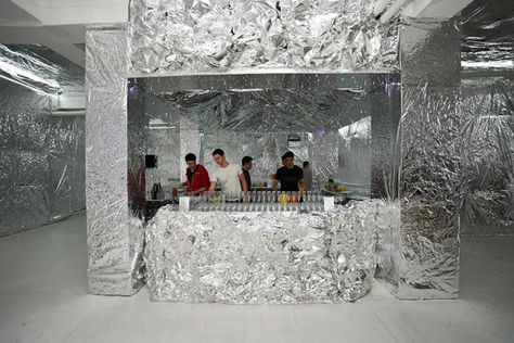 How 'Visionaire' Used 13,500 Square Feet of Aluminum Foil for Launch Party | BizBash Cool Dj Booth, Event Marketing Plan, Foil Wall, Party In New York, Dj Booth, Aluminium Foil, Giant Balloons, Silver Party, Art Magazine