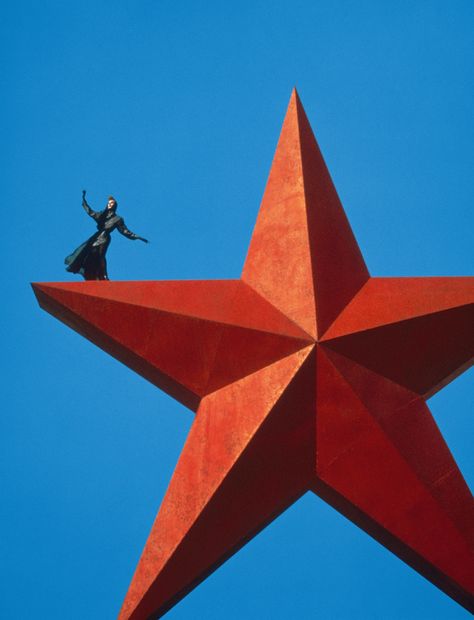 Thierry Mugler’s Photographs Are Just as Daring as His Couture - Galerie Azzedine Alaia, Paris Photo, Thierry Mugler, Red Star, Museum Of Fine Arts, Painted Rocks, New Books, A Man, Fashion Photography