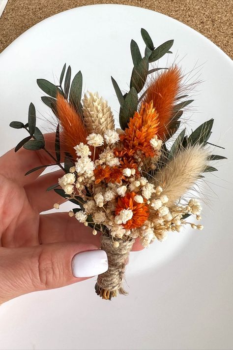 Dried flower boutonniere for Rustic Terracotta Wedding ceremony. Terracotta Wedding Groom, Rustic Terracotta Wedding, Dried Flower Boutonniere, Boutonniere Groomsmen, Rusting Wedding, Western Themed Wedding, Flower Boutonniere, Burnt Orange Weddings, Terracotta Wedding