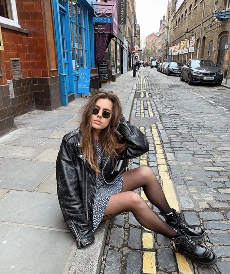 doc martens + hose + floral dress + leather jacket + shades Martens Winter Outfit, Dr Martens Winter Outfit, Dress Doc Martens, Dr Martens Winter, Outfit Ideas Night Out, Dress Leather Jacket, Outfit Ideas Grunge, Outfit Ideas Dressy, Martens Outfit