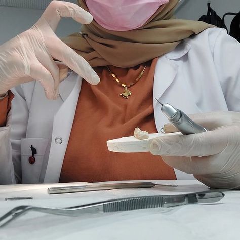 The Dental Student Diaries 📖🦷 (@dt_emii) • Instagram fotoğrafları ve videoları Hijabi Dentist, Dentist Profile, Dental Motivation, Dentist Motivation, Dentist Aesthetic, Student Diary, Aesthetic Motivation, My Future Job, New Profile