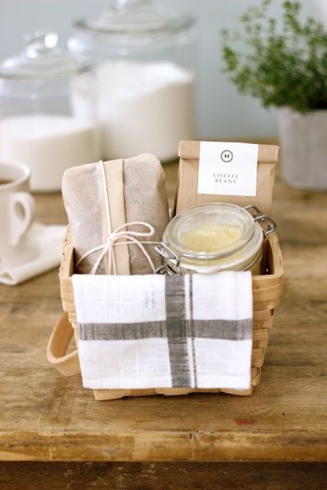 Kitchen Cloth | Jam | Coffee Beans | Woven Basket Diy Cadeau Maitresse, Diy Hostess Gifts, Holiday Mason Jar, Christmas Gift Baskets Diy, Presente Diy, Themed Gift Baskets, Diy Gift Baskets, Mason Jar Gifts, Christmas Baskets