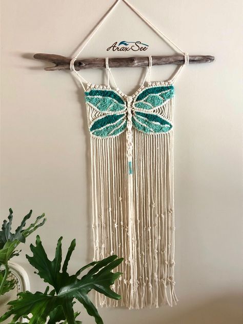 Macrame Dragonfly Wall Hanging, Dragonfly Macrame, Macrame Knots Diy, Macrame Animals, Macrame Crafts, Macrame Wall Hanging Tutorial, Yarn Wall Art, Knots Diy, Macrame Wall Hanging Diy