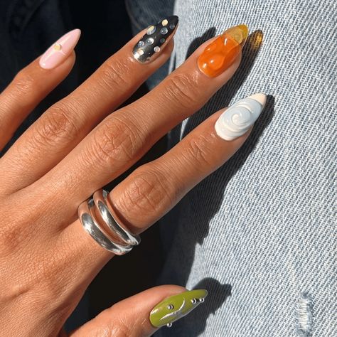 Simple Funky Nails, Chrome Accent Nail, Accent Nail Ideas, Almond Designs, Nails Funky, Euphoria Nails, Gold Nail Designs, November Nails, Accent Nail