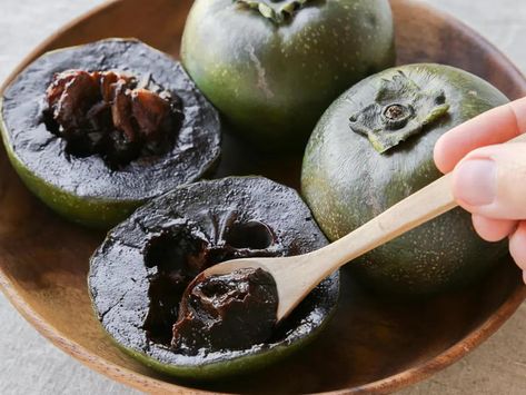 This is the Black Sapote, tastes like chocolate pudding and had 4 times more vitamin c as an Orange Black Sapote, Yummy Smoothies, Chocolate Pudding, Quick Breakfast, Healthy Foods To Eat, Superfoods, Nutella, Vitamin C, Sweet Treats