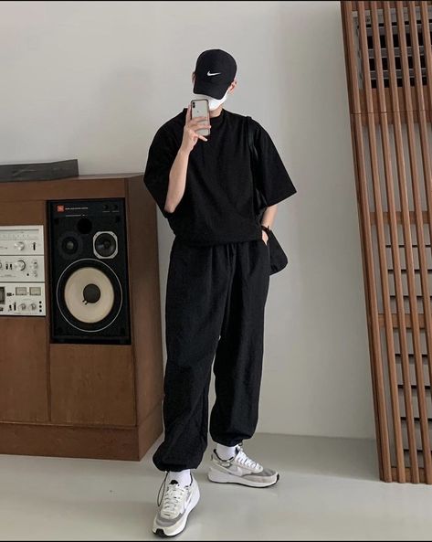 Korean Black Shirt Outfit, Causal Mens Outfits Street Styles, Korean Mens Streetwear, Minimal Aesthetic Outfits Men, Black Outfit Korean Men, Mens Clothing Styles Korean, Korean Men Fashion Aesthetic, Korean Style Men Outfits, Korean Street Wear Male