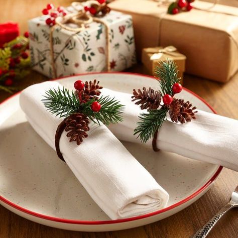 Snowflake-shaped place cards or silver ribbon tied around napkins Tree Branch Arrangements, Christmas Dining Table Decorations, Dining Table Decorations, Natural Placemats, Christmas Dining Table Decor, Large Glass Vase, Frosted Tree, Christmas Napkin Rings, Christmas Dining Table